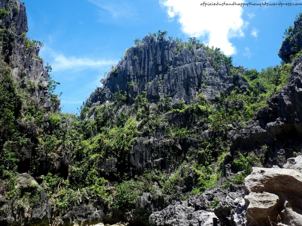 isla-gigantes-tangke-saltwater-lagoon-rock-formations